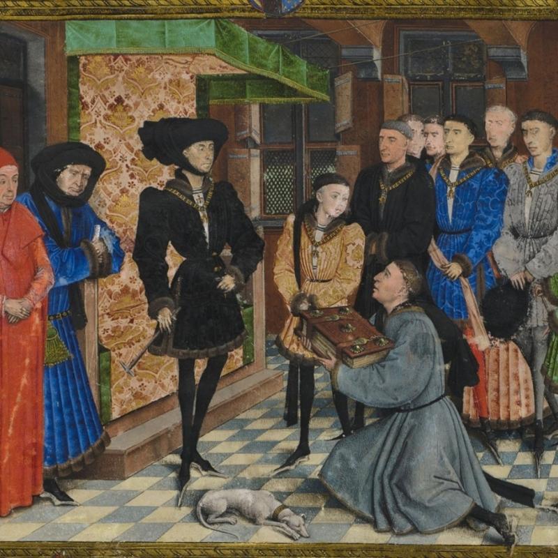 Rogier van der Weyden, miniatuur, frontispice uit de Chroniques de Hainaut, 1447. Collectie KBR, publiek domein via Wikimedia Commons. Het Bourgondische hof stond bekend als een politiek wespennest. Misschien was Filips hofnar wel de enige die de hypocrisie aan het hof kon én mocht doorprikken. Filips de Goede ontvangt de kronieken van Henegouwen, aangeboden door Jean Waquelin.