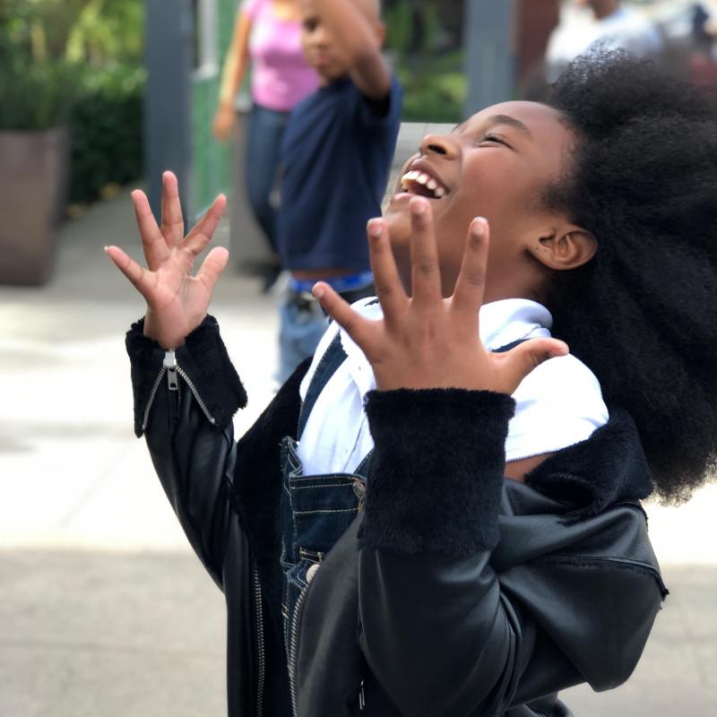 Lachend meisje. Foto: jmariehill via Pixabay