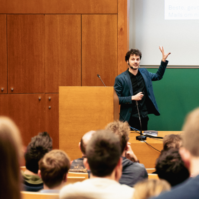 Professor Thomas Winters houdt een lezing © Kevin Faignaert